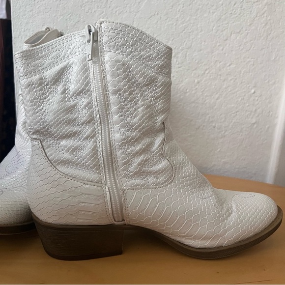 Cowboy Boots Coconuts by Matisse Pistol Western White Booties Women’s 6.5 - Picture 7 of 13
